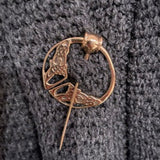 Keltische Omega Fibel mit Knotenmuster aus Bronze