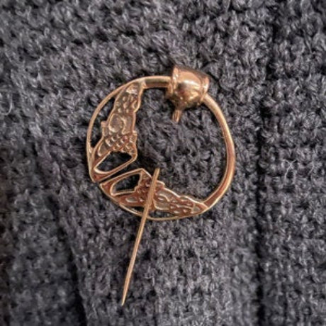 Keltische Omega Fibel mit Knotenmuster aus Bronze