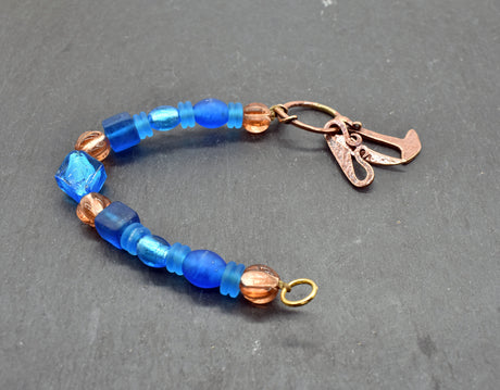 Authentischer Wikingerschmuck aus Bronze mit Mjölnir, Feuerstein und Druidensichel. Handgefertigte Fibelketten aus Glasperlen in blau und lachs – ideal für Reenactment, LARP und Mittelalterfans.