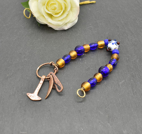 Authentischer Wikingerschmuck aus Bronze mit Mjölnir, Feuerstein und Druidensichel. Handgefertigte Fibelketten aus Glasperlen in blau und gold– ideal für Reenactment, LARP und Mittelalterfans.