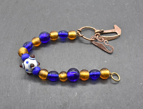 Authentischer Wikingerschmuck aus Bronze mit Mjölnir, Feuerstein und Druidensichel. Handgefertigte Fibelketten aus Glasperlen in blau und gold– ideal für Reenactment, LARP und Mittelalterfans.