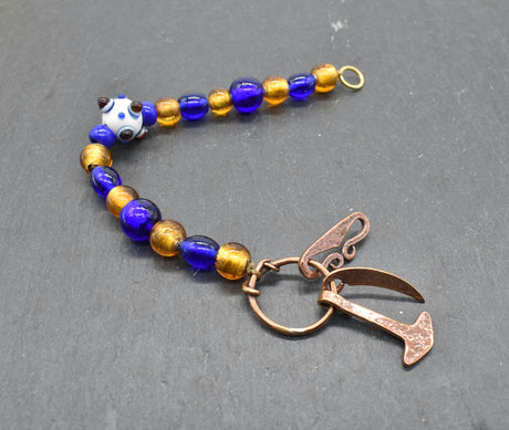 Authentischer Wikingerschmuck aus Bronze mit Mjölnir, Feuerstein und Druidensichel. Handgefertigte Fibelketten aus Glasperlen in blau und gold– ideal für Reenactment, LARP und Mittelalterfans.