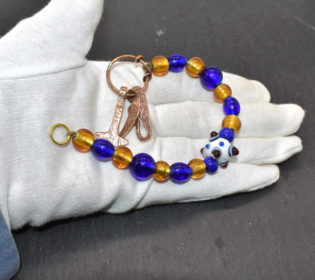 Authentischer Wikingerschmuck aus Bronze mit Mjölnir, Feuerstein und Druidensichel. Handgefertigte Fibelketten aus Glasperlen in blau und gold– ideal für Reenactment, LARP und Mittelalterfans.