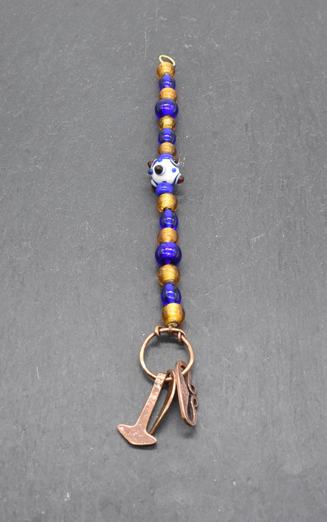 Authentischer Wikingerschmuck aus Bronze mit Mjölnir, Feuerstein und Druidensichel. Handgefertigte Fibelketten aus Glasperlen in blau und gold– ideal für Reenactment, LARP und Mittelalterfans.
