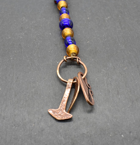 Authentischer Wikingerschmuck aus Bronze mit Mjölnir, Feuerstein und Druidensichel. Handgefertigte Fibelketten aus Glasperlen in blau und gold– ideal für Reenactment, LARP und Mittelalterfans.