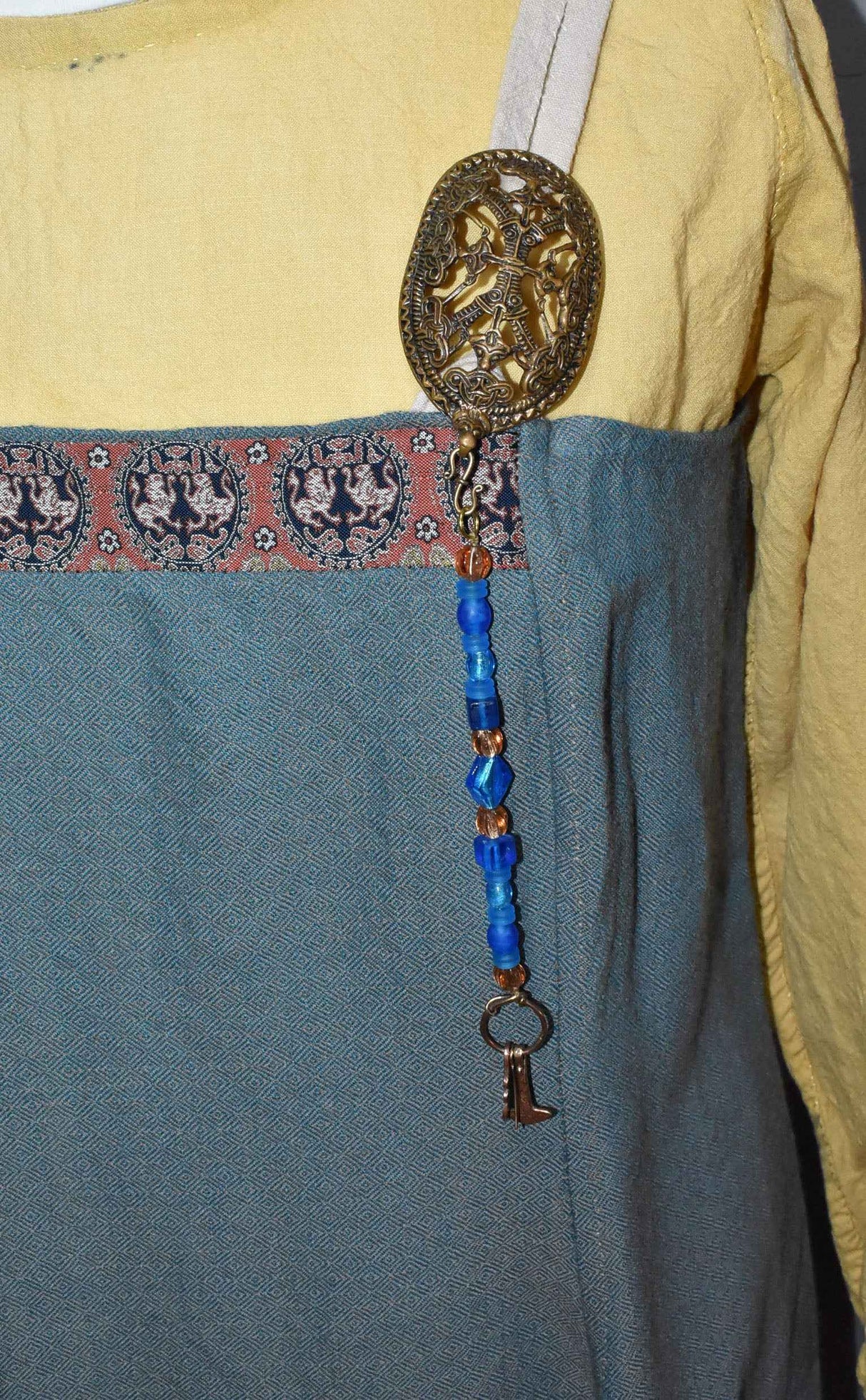 Wikingerschmuck aus Bronze – Anhänger mit Fibelkette