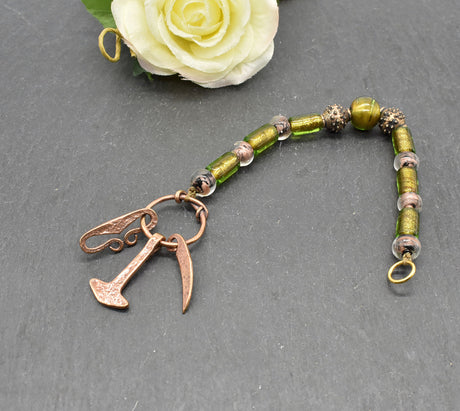 Authentischer Wikingerschmuck aus Bronze mit Mjölnir, Feuerstein und Druidensichel. Handgefertigte Fibelketten aus Glasperlen in grün – ideal für Reenactment, LARP und Mittelalterfans.