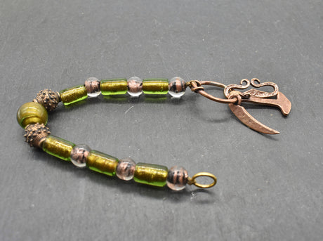 Authentischer Wikingerschmuck aus Bronze mit Mjölnir, Feuerstein und Druidensichel. Handgefertigte Fibelketten aus Glasperlen in grün – ideal für Reenactment, LARP und Mittelalterfans.