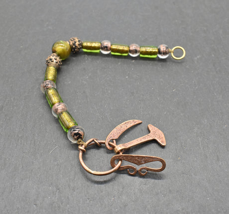 Authentischer Wikingerschmuck aus Bronze mit Mjölnir, Feuerstein und Druidensichel. Handgefertigte Fibelketten aus Glasperlen in grün – ideal für Reenactment, LARP und Mittelalterfans.