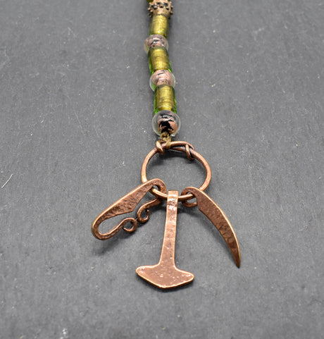 Authentischer Wikingerschmuck aus Bronze mit Mjölnir, Feuerstein und Druidensichel. Handgefertigte Fibelketten aus Glasperlen in grün – ideal für Reenactment, LARP und Mittelalterfans.