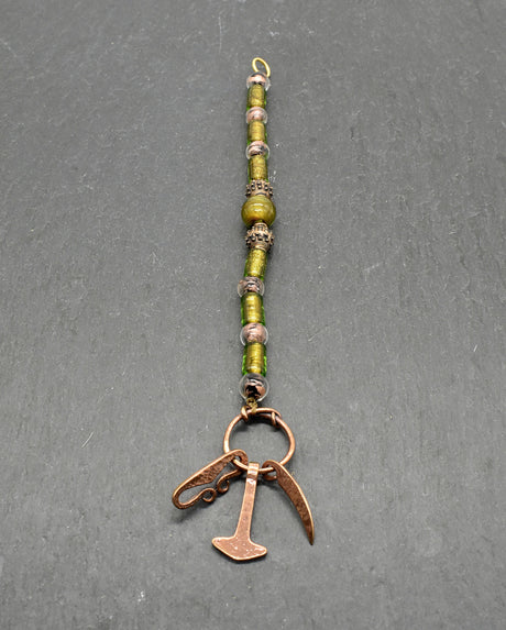 Authentischer Wikingerschmuck aus Bronze mit Mjölnir, Feuerstein und Druidensichel. Handgefertigte Fibelketten aus Glasperlen in grün – ideal für Reenactment, LARP und Mittelalterfans.