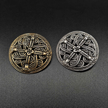 Diese Scheibenfibel aus Bronze ist im Borre-Stil gestaltet, einem charakteristischen Kunststil der Wikingerzeit. Das symmetrisch aufgebaute Ornament greift die verschlungenen Tier- und Flechtmotive auf, die für diesen Stil typisch sind.