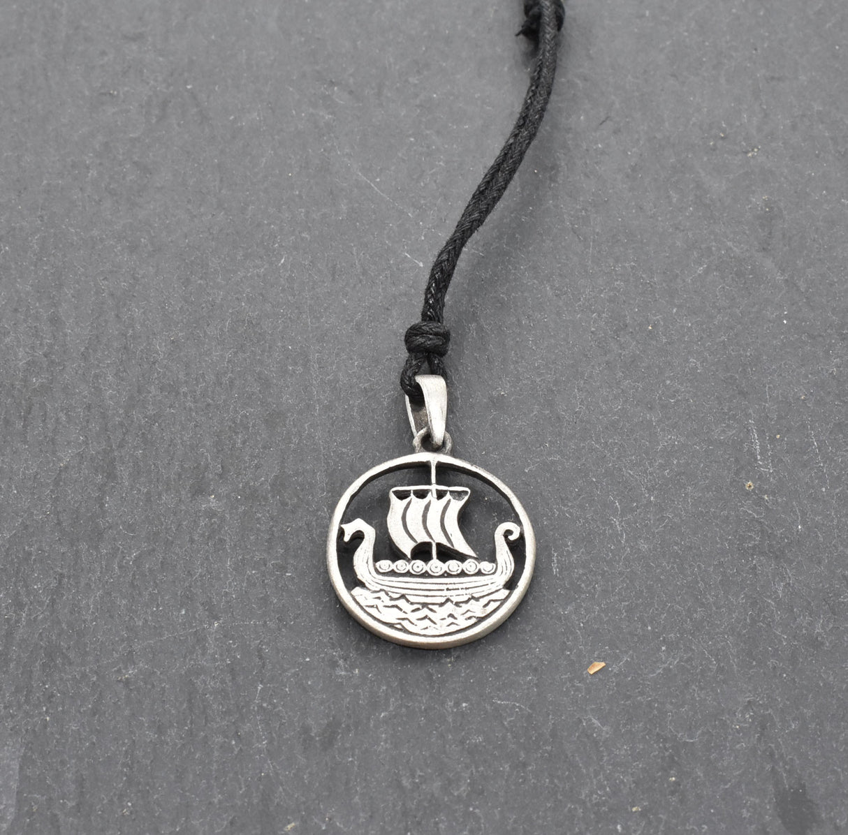 Wikingerschiff Drakkar Anhänger aus Zinn – Wikinger Schmuck mit schwarzem Stoffband