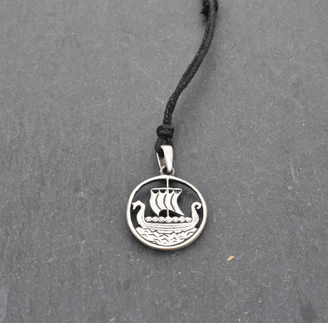 Wikingerschiff Drakkar Anhänger aus Zinn – Wikinger Schmuck mit schwarzem Stoffband