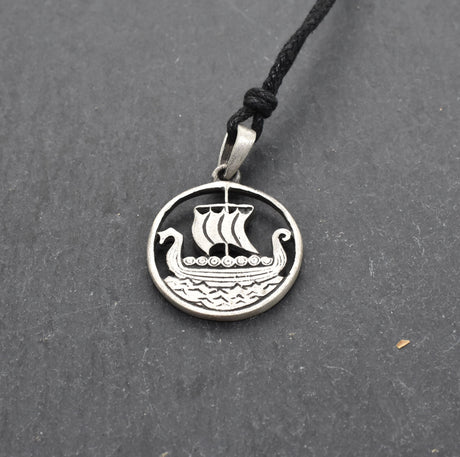 Wikingerschiff Drakkar Anhänger aus Zinn – Wikinger Schmuck mit schwarzem Stoffband