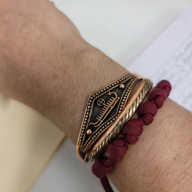 Tragebild des Wikinger-Armreif mit Langboot und Rune aus Bronze