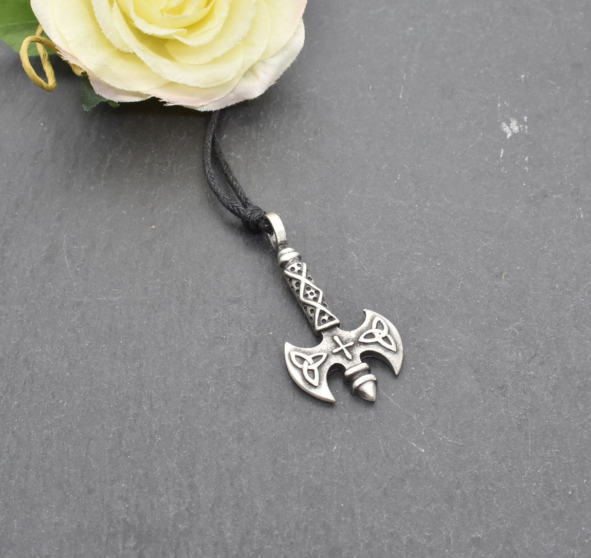 Wikinger Doppelaxt Kette – Schmuck für Schutz & Stärke | Mittelalterlicher Talisman