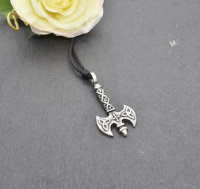 Wikinger Doppelaxt Kette – Schmuck für Schutz & Stärke | Mittelalterlicher Talisman