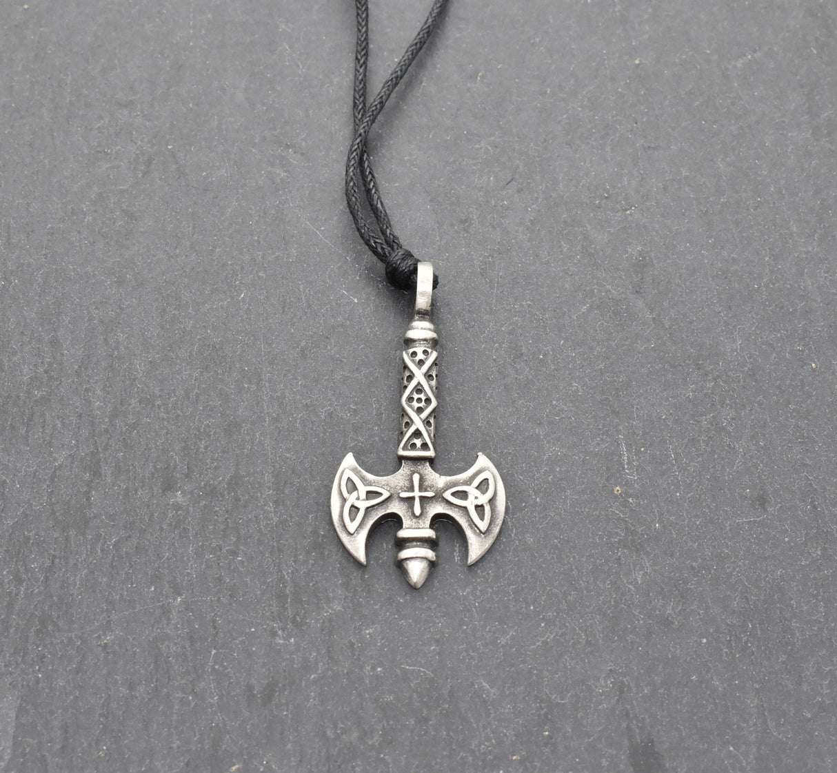 Wikinger Doppelaxt Kette – Schmuck für Schutz & Stärke | Mittelalterlicher Talisman