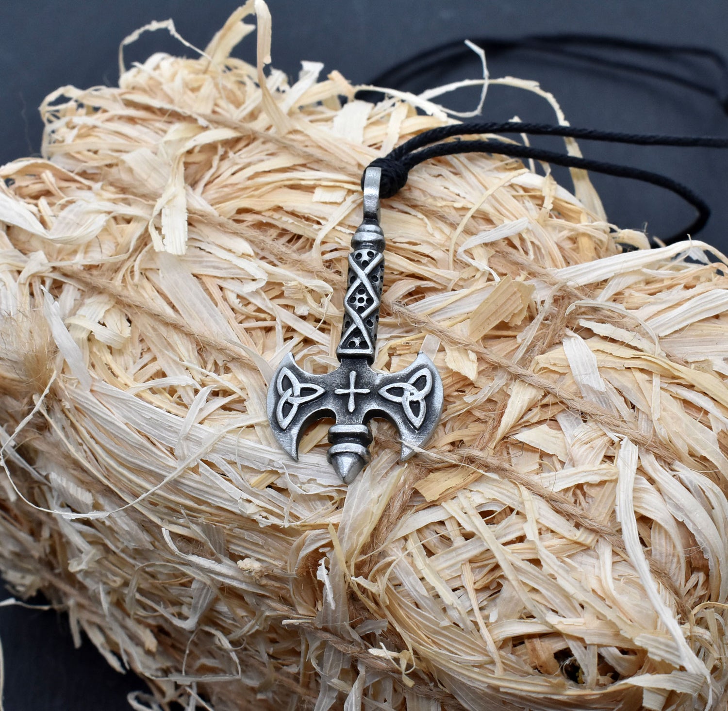 Wikinger Doppelaxt Kette – Schmuck für Schutz & Stärke | Mittelalterlicher Talisman