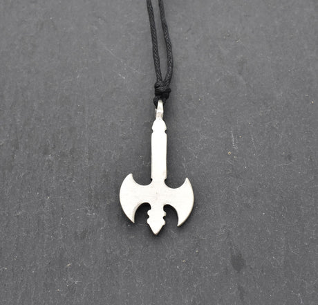 Rückseite der Wikinger Doppelaxt Kette – Schmuck für Schutz & Stärke | Mittelalterlicher Talisman