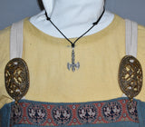 Tragebild am Wikingerkleid der Wikinger Doppelaxt Kette – Schmuck für Schutz &amp; Stärke | Mittelalterlicher Talisman