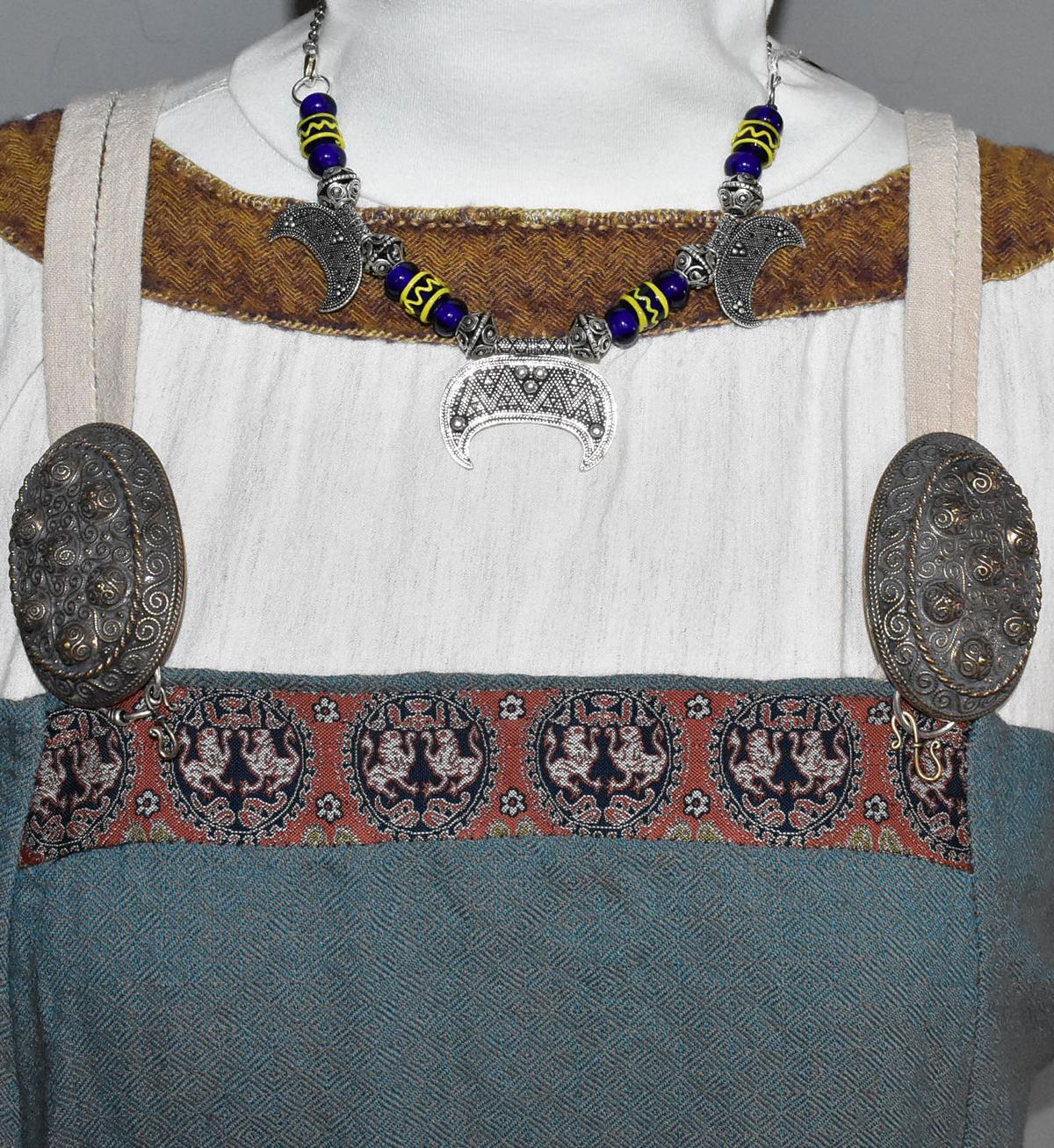 Lunula Fibelkette INGRID mit dunkelblauen Glasperlen mit gelbem Muster, sowie silbernen Perlen und Anhängern als Halskette