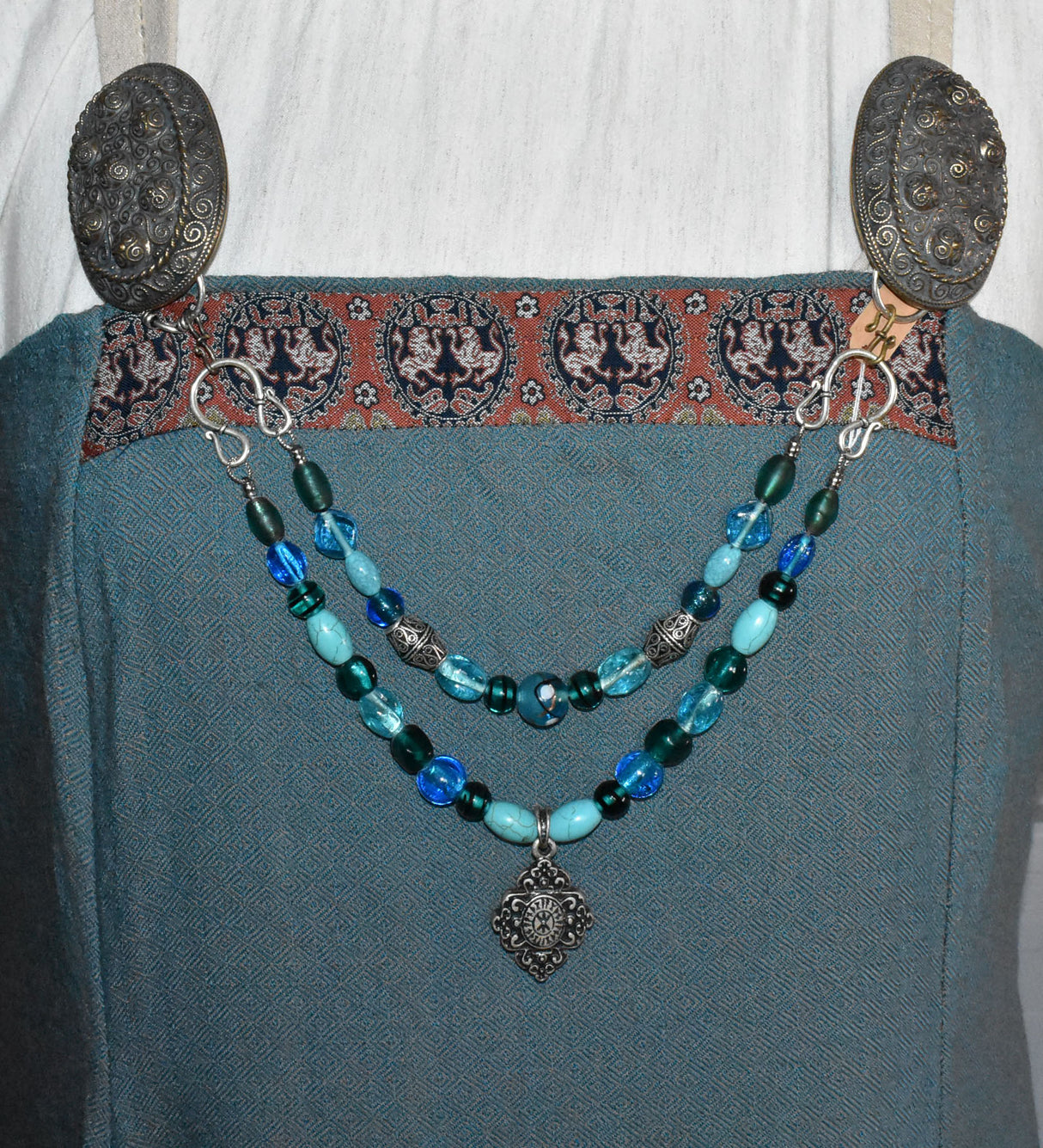 Wikinger-Fibelkette mit Runenamulett und türkisblauen Glasperlen am  Wikingerkleid