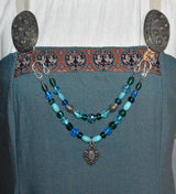 Wikinger-Fibelkette mit Runenamulett und türkisblauen Glasperlen am  Wikingerkleid