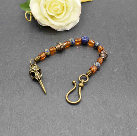 Nordisches Gebamsel mit Rabenschädel