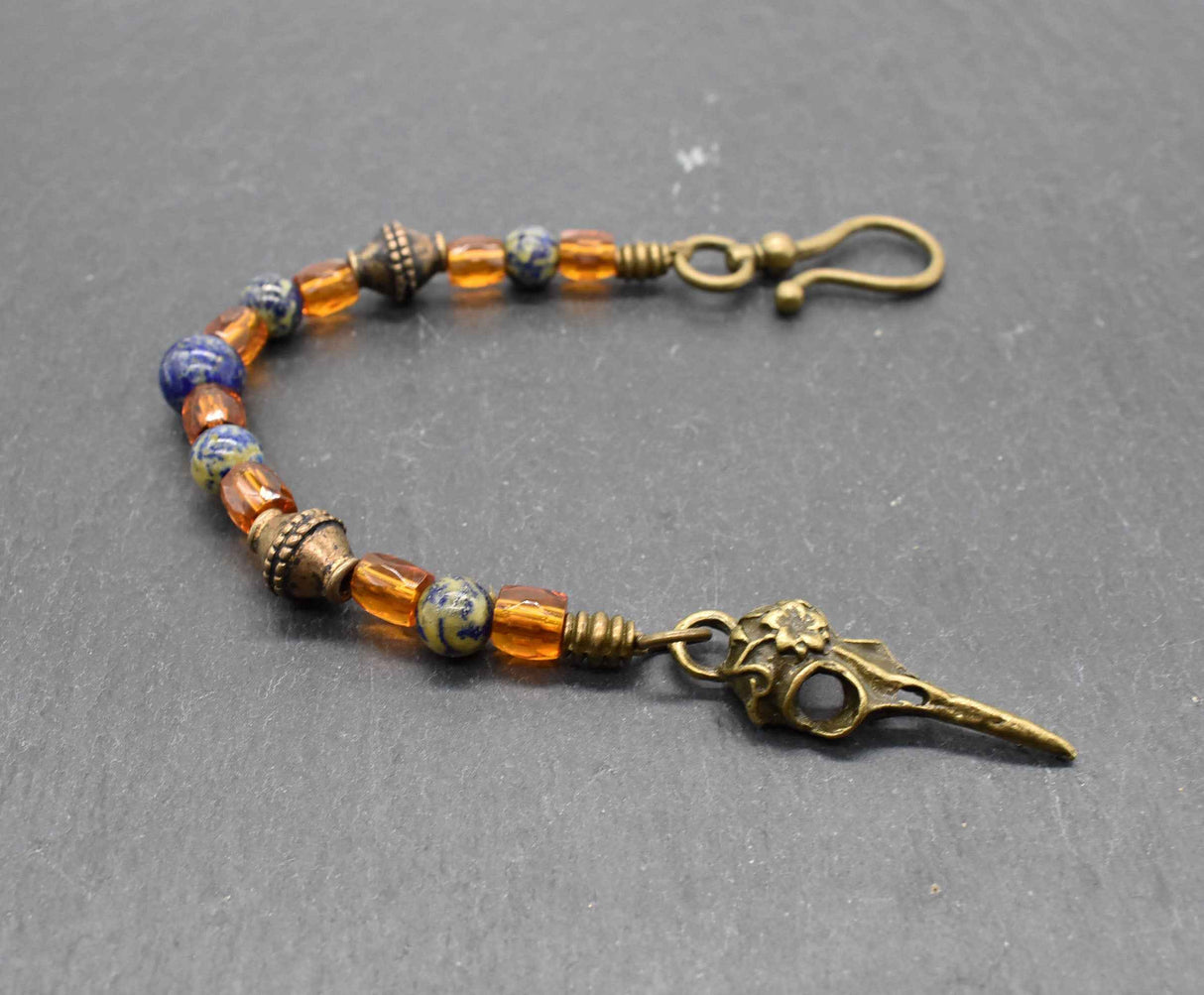 Nordisches Gebamsel mit Rabenschädel