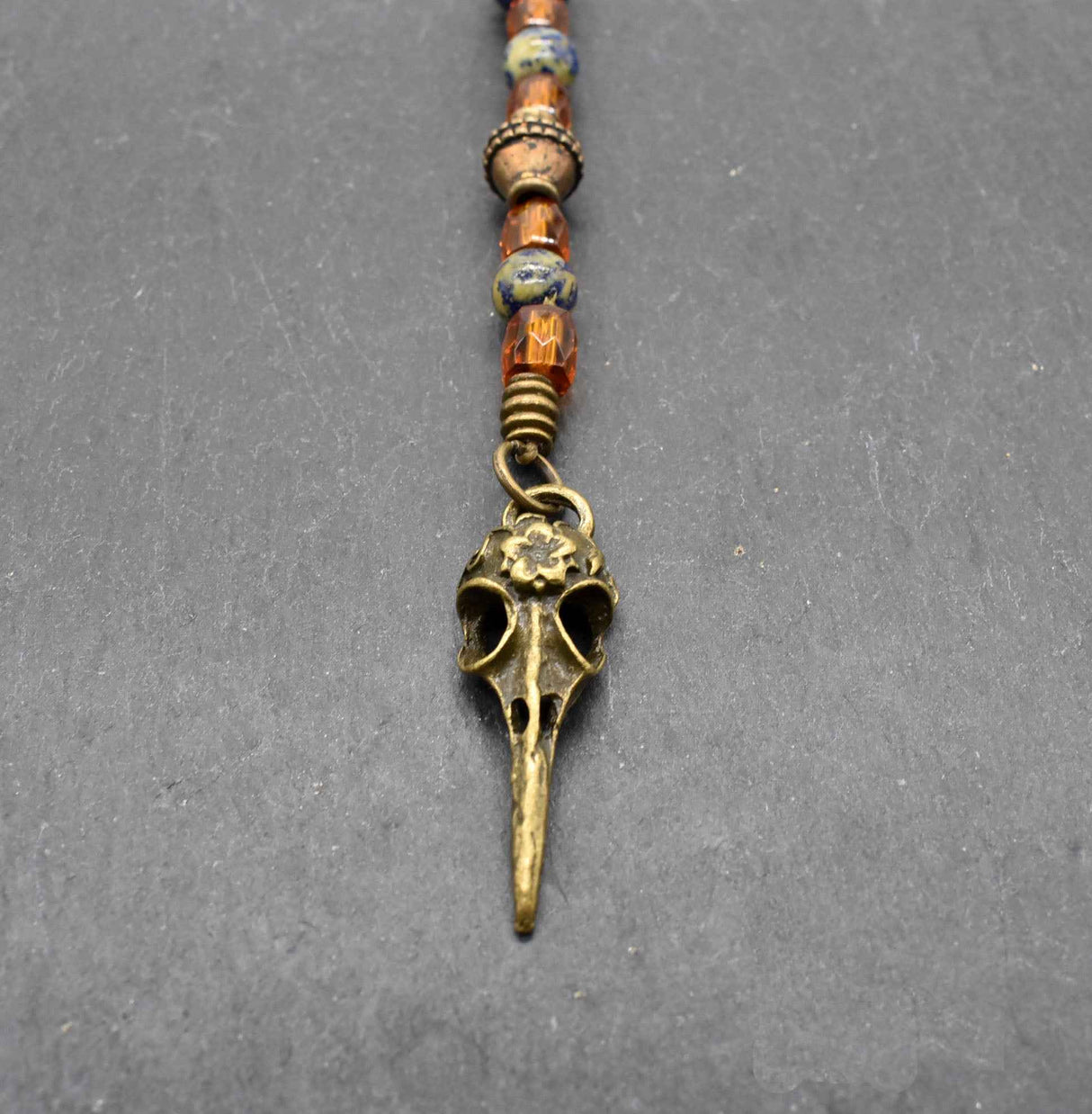 Nordisches Gebamsel mit Rabenschädel