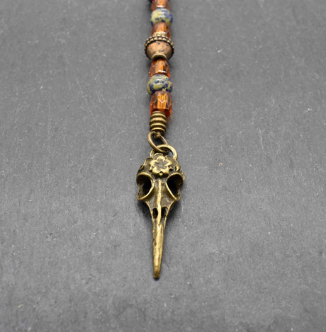 Nordisches Gebamsel mit Rabenschädel