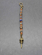 Nordisches Gebamsel mit Rabenschädel