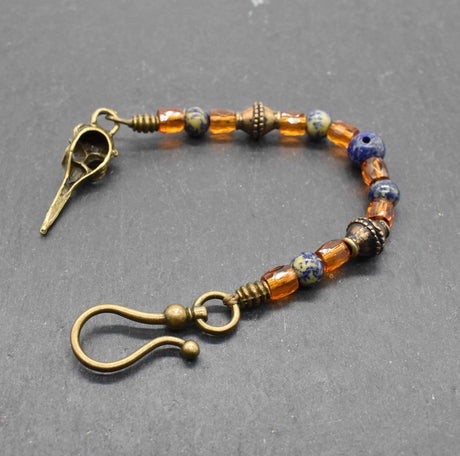 Nordisches Gebamsel mit Rabenschädel