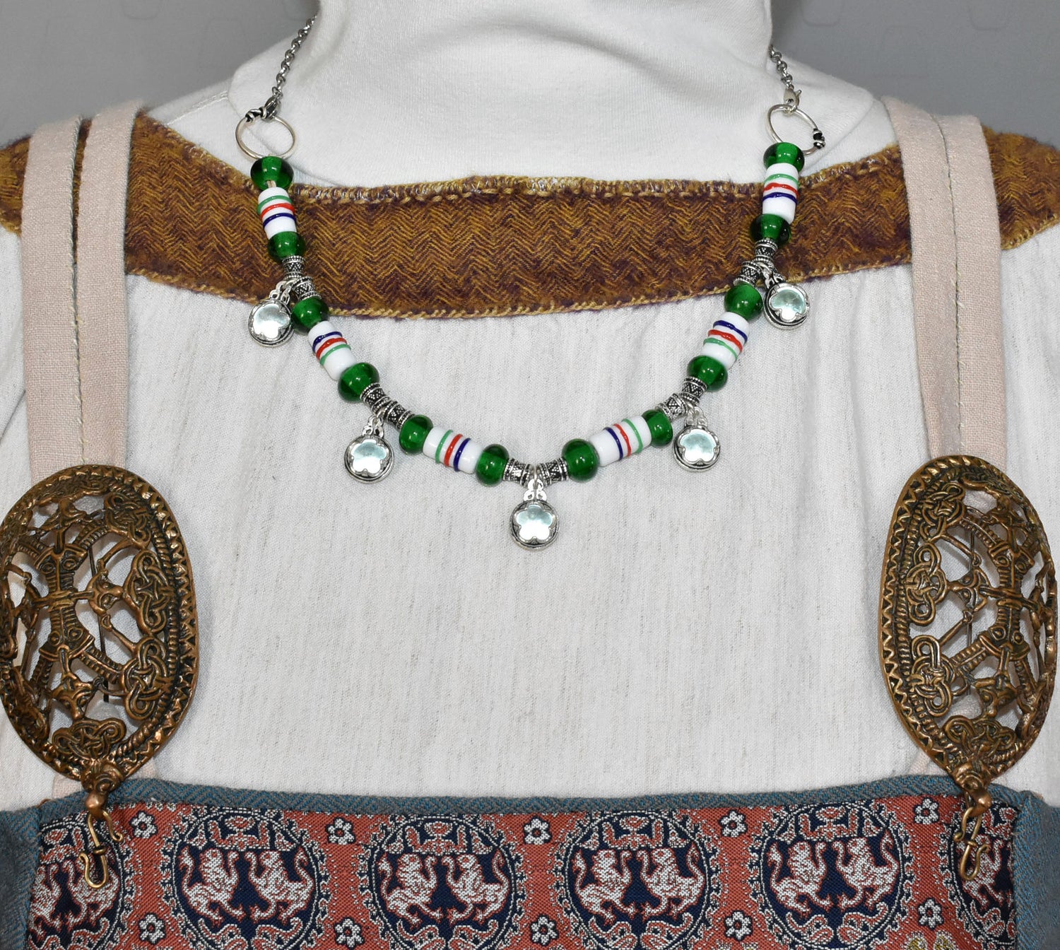Tragebild als Halskette der Gotland Glasperlenkette in silber, grün und weiß von BELANAS SCHATZKISTE – Historischer Schmuck für die Wikingerin 