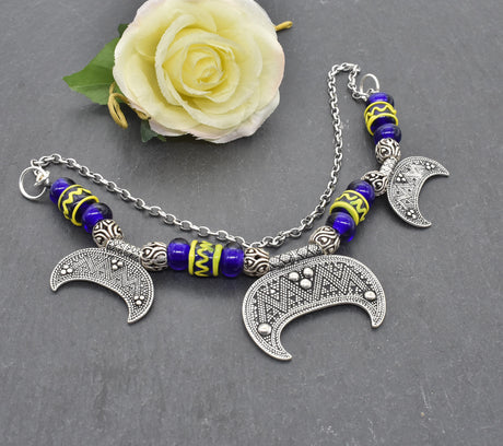 Wikinger Fibelkette Luan mit handgefertigten Glasperlen in Blau und Gelb und drei silbernen Lunula Anhängern. Historischer Gewandschmuck für die Wikingerin – tragbar als Fibelkette oder Halskette.