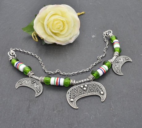 Wikinger Fibelkette Mika in Silber mit Glasperlen in weiß und grün - Historische Fibelkette und Halskette in Einem