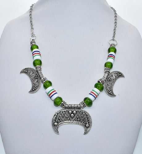 Tragebild der Wikinger Fibelkette Mika in Silber mit Glasperlen in weiß und grün - Historische Fibelkette und Halskette in Einem