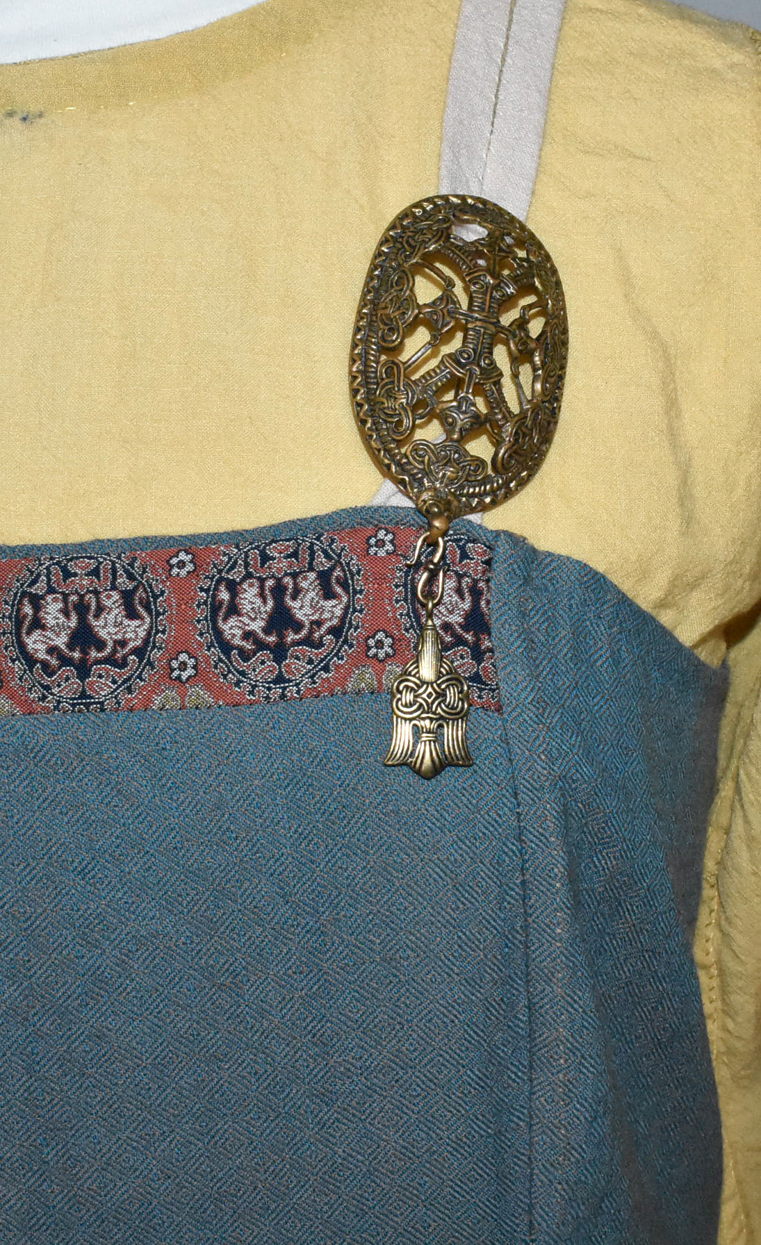 Tragebild am Wikingerkleid des Raben-Kettenverteiler der Wikinger – Historisches Schmuckstück aus Bronze – 10. Jahrhundert, Wikingerzeit, Kettenhaken für Fibelketten und Hygiene-Sets
