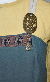 Tragebild am Wikingerkleid des Raben-Kettenverteiler der Wikinger – Historisches Schmuckstück aus Bronze – 10. Jahrhundert, Wikingerzeit, Kettenhaken für Fibelketten und Hygiene-Sets
