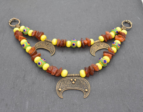 Handgefertigte Wikinger Fibelkette mit Bernstein & Lunula-Amuletten, Glasperlen in gelb und grün