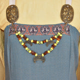 Tragebild am Wikinger-Kleid der Handgefertigte Wikinger Fibelkette mit Bernstein & Lunula-Amuletten, Glasperlen in gelb und grün