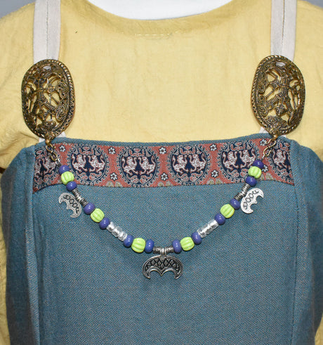 Wikinger Fibelkette mit versilberten Lunula Anhängern und handgefertigten Glasperlen in Flieder und grün