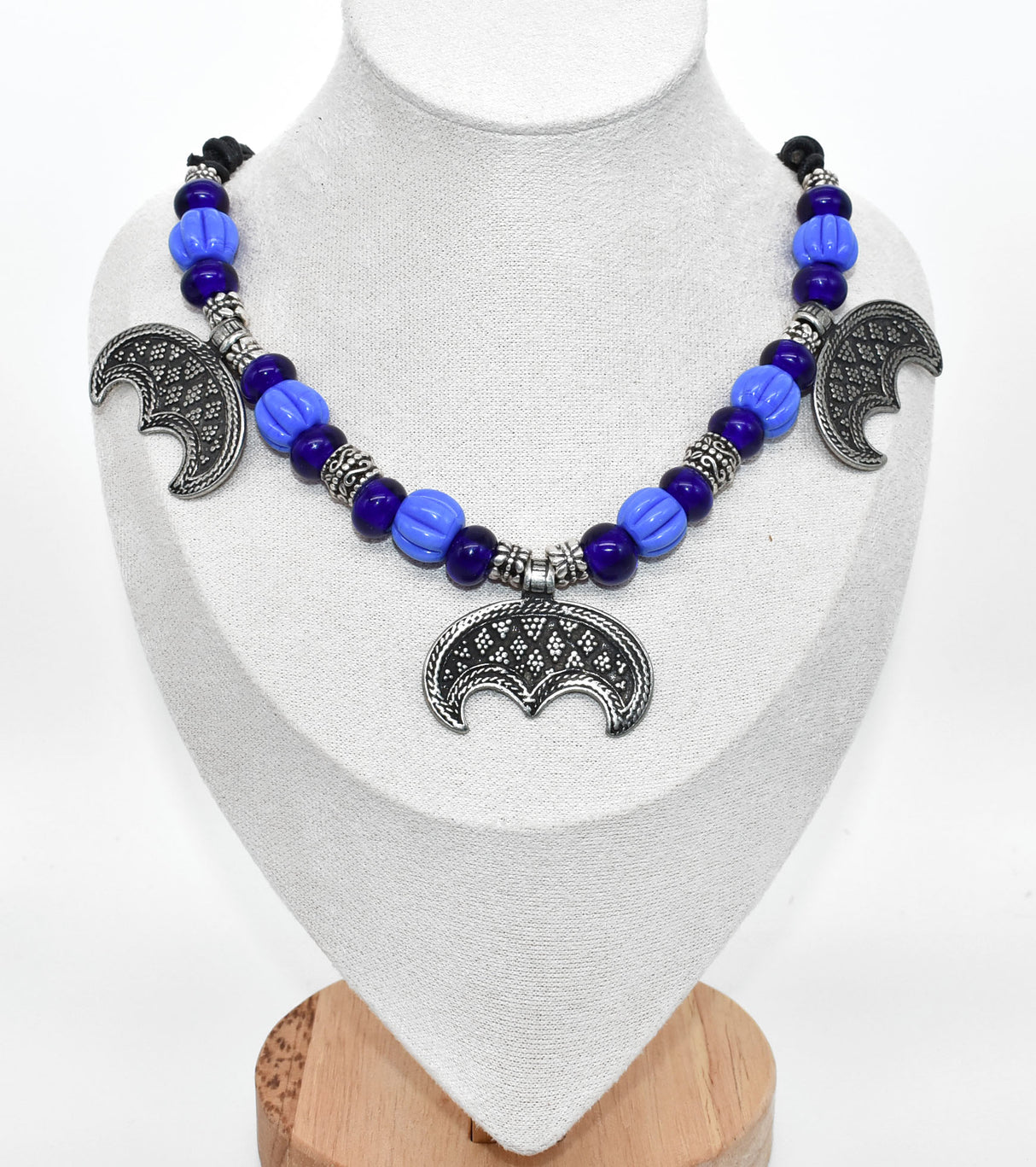 Wikinger Kette mit Lunula auf einer Büste – Nordischer Mondanhänger mit blauen Glasperlen