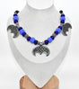 Wikinger Kette mit Lunula auf einer Büste – Nordischer Mondanhänger mit blauen Glasperlen