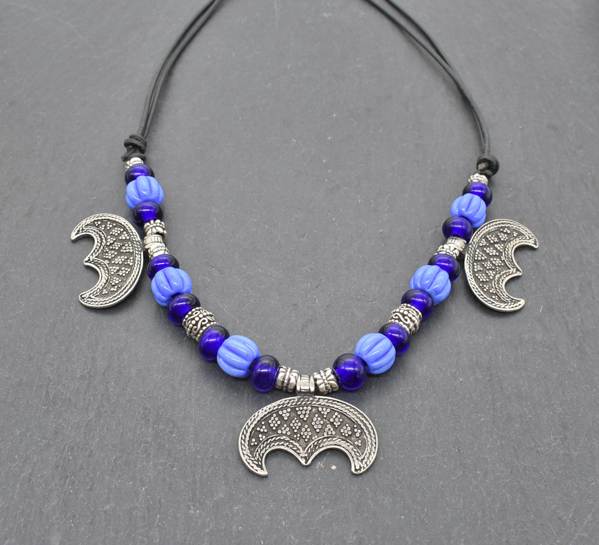 Wikinger Kette mit Lunula – Nordischer Mondanhänger mit blauen Glasperlen