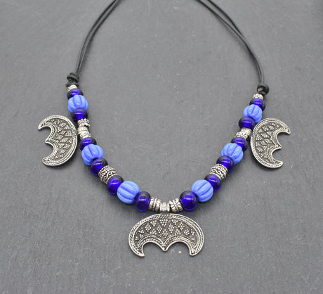 Wikinger Kette mit Lunula – Nordischer Mondanhänger mit blauen Glasperlen