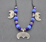 Rückseite der Wikinger Kette mit Lunula – Nordischer Mondanhänger mit blauen Glasperlen