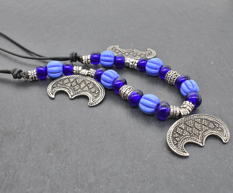 Wikinger Kette mit Lunula – Nordischer Mondanhänger mit blauen Glasperlen
